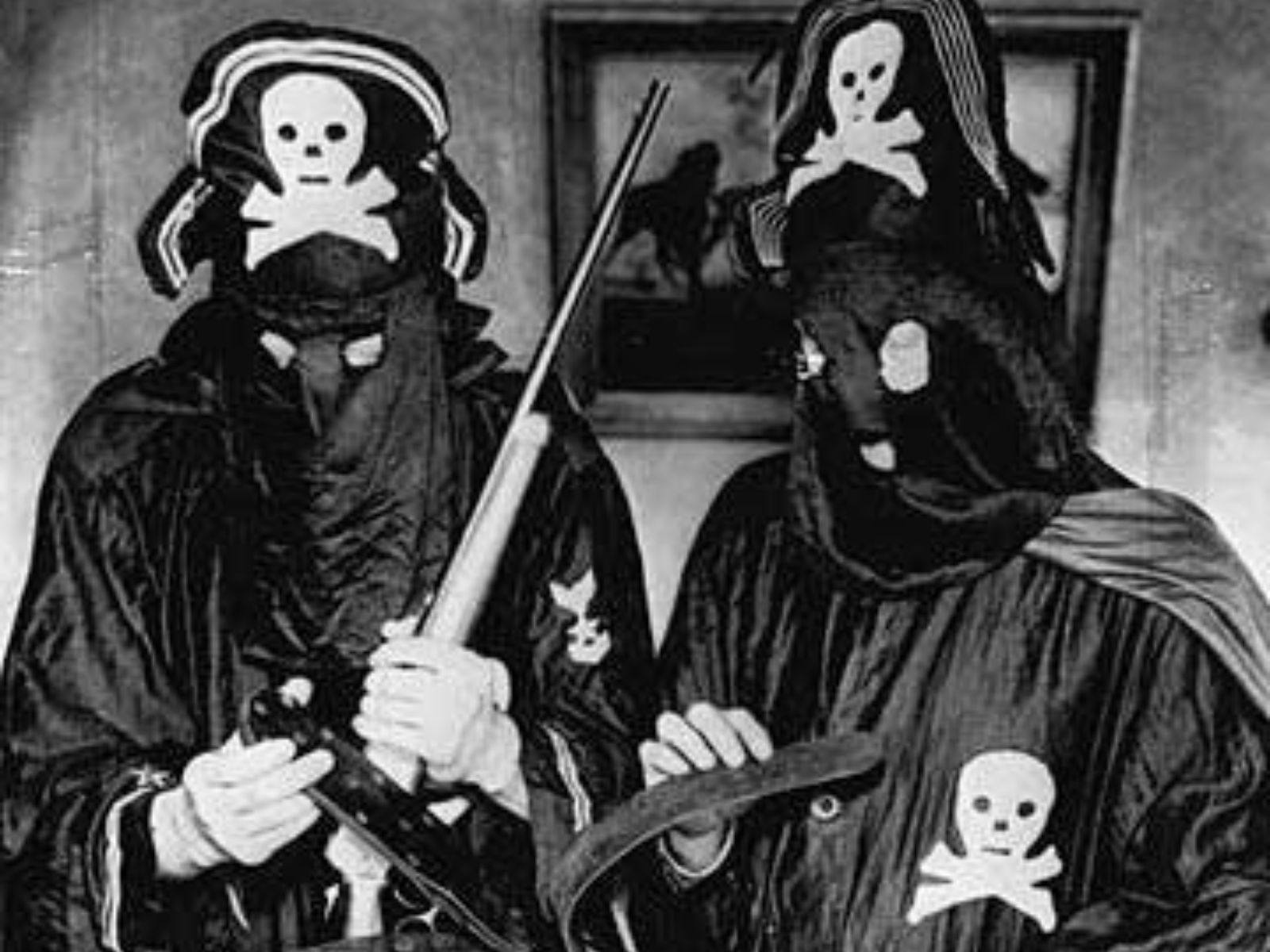 A Legião Negra, uma facção extremista derivada da Ku Klux Klan, é lembrada como uma organização que se dedicava à prática de violência e terrorismo em nome da proteção de uma América "pura". Suas atividades, que incluíam assassinatos ritualísticos, chocaram a nação e foram amplamente divulgadas em jornais.