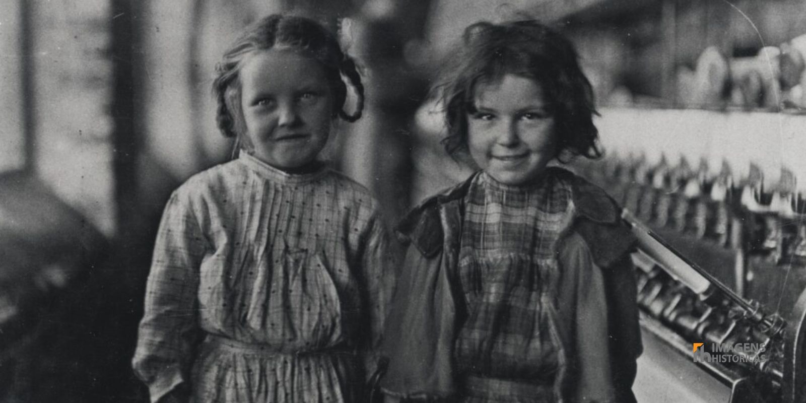 Fotografia de Lewis Hine, um dos membros mais influentes da Photo League, que documentou extensivamente o trabalho infantil nos Estados Unidos, ajudando a impulsionar reformas sociais. Autor/Fonte: NPR.