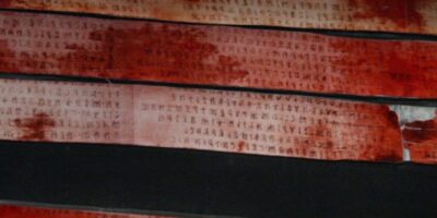 O Liber Linteus Zagrabiensis é um dos mais intrigantes e antigos textos etruscos conhecidos. Este raro documento é o único livro sobrevivente da civilização etrusca, uma cultura que floresceu na Itália central antes do surgimento de Roma. Escrito em tecido de linho, o Liber Linteus é, na verdade, o mais longo texto etrusco existente e oferece valiosos ensinamentos sobre a língua e os rituais religiosos da antiga civilização etrusca.