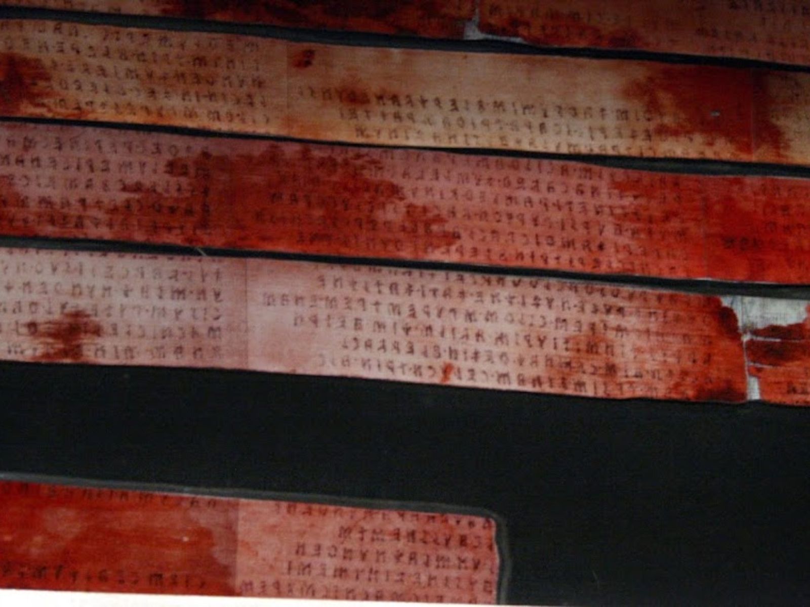 O Liber Linteus Zagrabiensis é um dos mais intrigantes e antigos textos etruscos conhecidos. Este raro documento é o único livro sobrevivente da civilização etrusca, uma cultura que floresceu na Itália central antes do surgimento de Roma. Escrito em tecido de linho, o Liber Linteus é, na verdade, o mais longo texto etrusco existente e oferece valiosos ensinamentos sobre a língua e os rituais religiosos da antiga civilização etrusca.