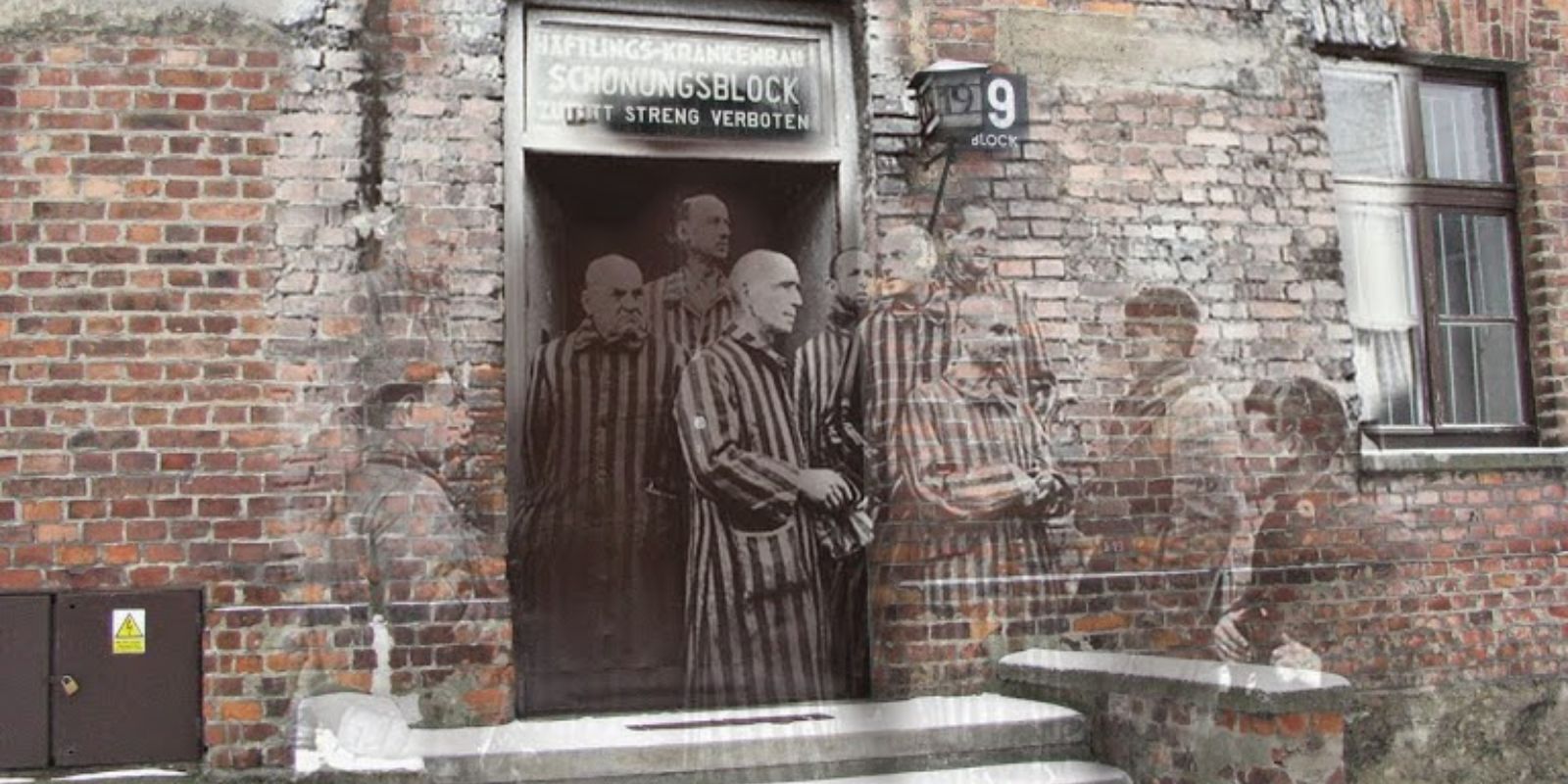 Em 27 de janeiro de 1945, soldados soviéticos posam com prisioneiros recém-libertados do bloco 19 no campo de concentração de Auschwitz I.