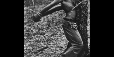 O linchamento de Robert McDaniels (foto) e Roosevelt Townes em 1937, em Duck Hill, Mississippi, representa um dos muitos episódios brutais da história do racismo nos Estados Unidos. Esse ato de violência extrema ilustra a prevalência do linchamento como uma ferramenta de terror racial durante a era Jim Crow no Sul dos Estados Unidos. Os dois homens afro-americanos foram capturados, torturados e mortos de maneira bárbara, sem nenhum julgamento justo, em um ato que expôs as profundas injustiças raciais da época.