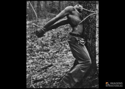 O linchamento de Robert McDaniels (foto) e Roosevelt Townes em 1937, em Duck Hill, Mississippi, representa um dos muitos episódios brutais da história do racismo nos Estados Unidos. Esse ato de violência extrema ilustra a prevalência do linchamento como uma ferramenta de terror racial durante a era Jim Crow no Sul dos Estados Unidos. Os dois homens afro-americanos foram capturados, torturados e mortos de maneira bárbara, sem nenhum julgamento justo, em um ato que expôs as profundas injustiças raciais da época.