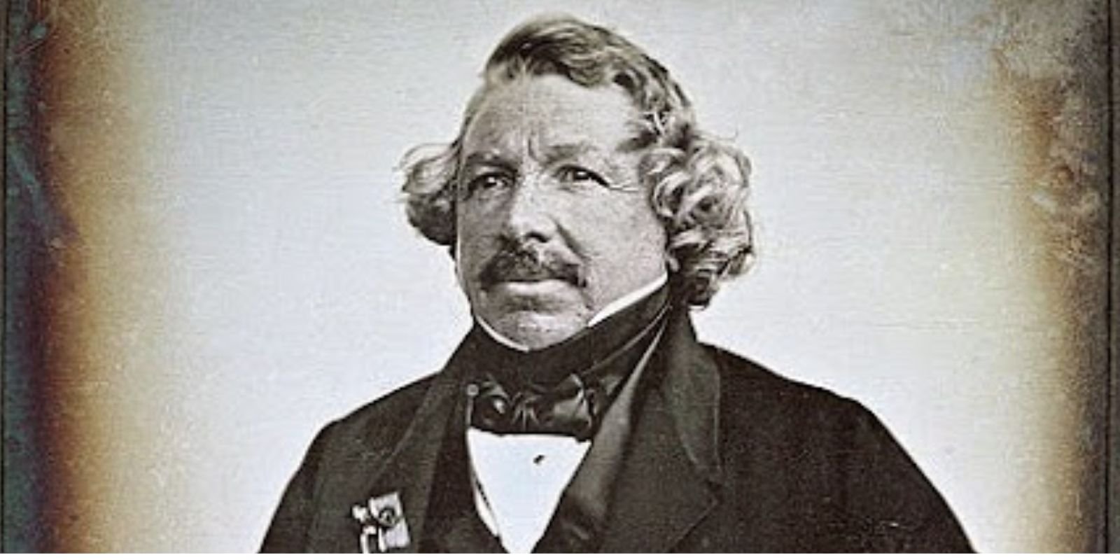 Louis Daguerre é uma figura central na história da fotografia, conhecido por desenvolver o daguerreótipo, o primeiro processo fotográfico comercialmente viável. Seu trabalho não apenas marcou o início da fotografia como um meio de captura de imagens, mas também revolucionou a forma como as pessoas viam o mundo, permitindo a preservação de momentos com uma precisão nunca antes alcançada.