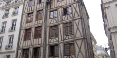 Na Rua François Miron, situada no bairro histórico do Marais, em Paris, ergue-se uma das poucas casas de madeira preservadas da cidade. A construção, conhecida como "maison à colombages", ou casa de madeira, é um exemplo notável da arquitetura medieval parisiense. Próxima ao Hôtel de Beauvais, a construção oferece uma visão única da Paris do século XV.