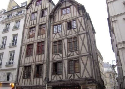 Na Rua François Miron, situada no bairro histórico do Marais, em Paris, ergue-se uma das poucas casas de madeira preservadas da cidade. A construção, conhecida como "maison à colombages", ou casa de madeira, é um exemplo notável da arquitetura medieval parisiense. Próxima ao Hôtel de Beauvais, a construção oferece uma visão única da Paris do século XV.