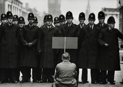 A foto tirada por Don McCullin em 1962 é um exemplo marcante de fotojornalismo. A imagem mostra o manifestante solitário, segurando um cartaz a favor da paz, enfrentando uma linha de policiais armados.