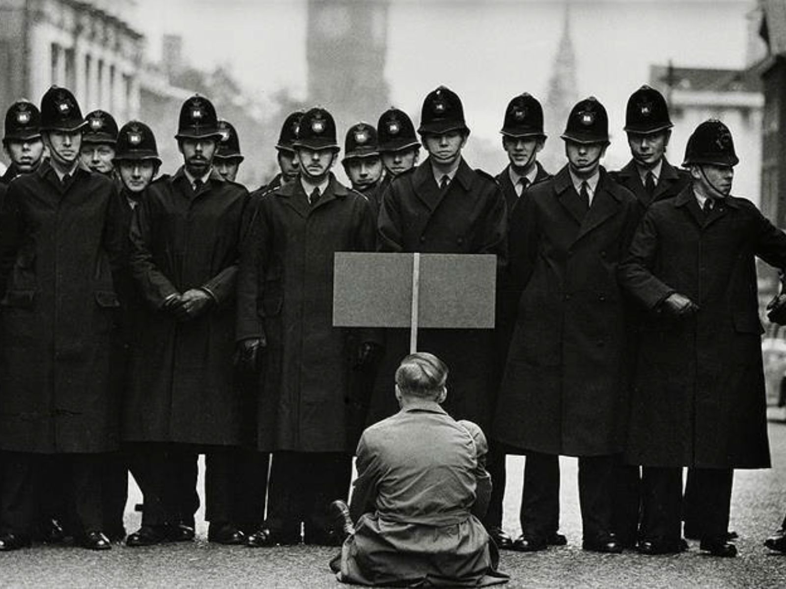 O Manifestante Solitário de Londres – A Crise dos Mísseis