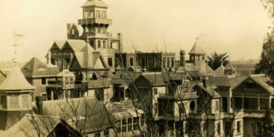 A Mansão Winchester, localizada em San Jose, Califórnia, é uma das residências mais enigmáticas e fascinantes dos Estados Unidos.