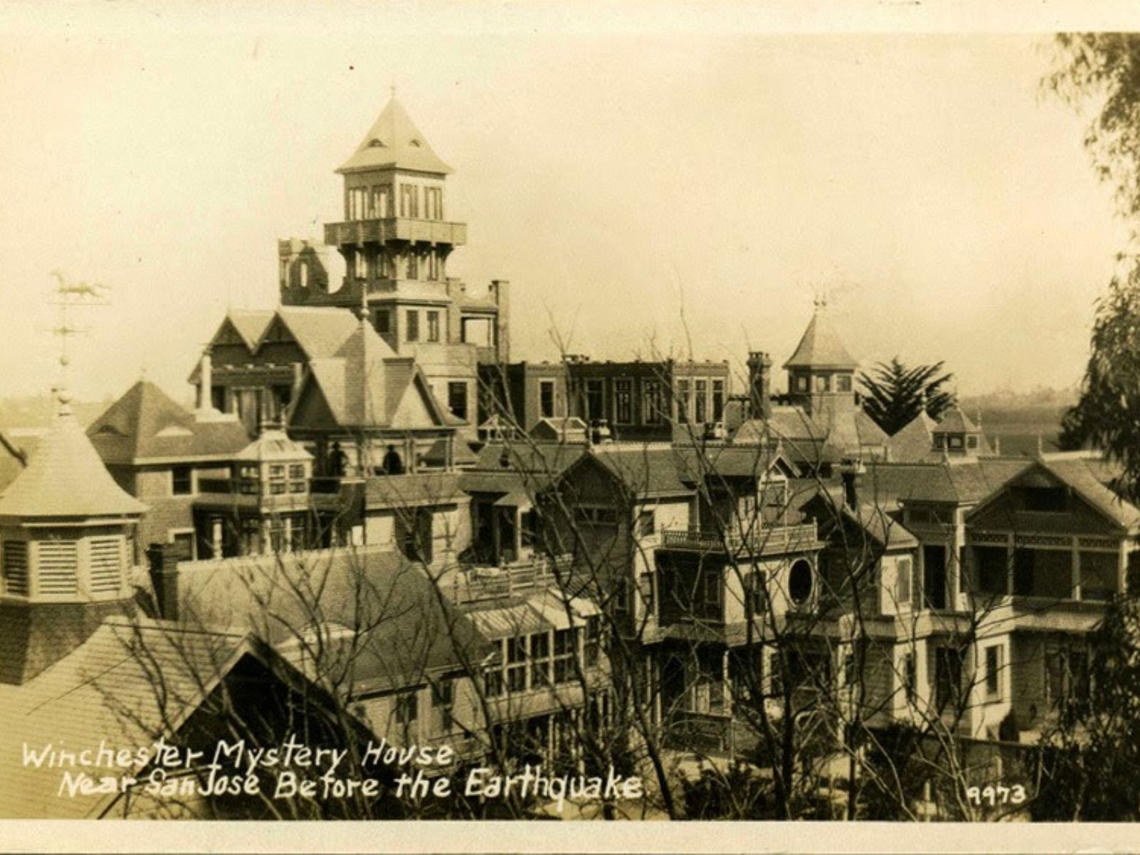 A Mansão Winchester, localizada em San Jose, Califórnia, é uma das residências mais enigmáticas e fascinantes dos Estados Unidos. A Mansão Winchester, localizada em San Jose, Califórnia, é uma das residências mais enigmáticas e fascinantes dos Estados Unidos.