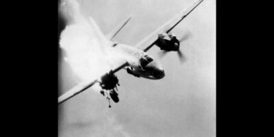 Um avião modelo Martin B-26 Marauder, do Exército dos EUA, recém atingido por fogo antiaéreo durante uma missão de bombardeio em Toulon, França.