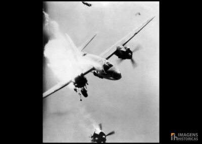 Um avião modelo Martin B-26 Marauder, do Exército dos EUA, recém atingido por fogo antiaéreo durante uma missão de bombardeio em Toulon, França.