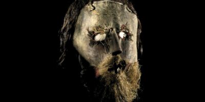 A máscara de Alexander Peden é um artefato associado a uma das figuras mais notáveis e enigmáticas da história religiosa escocesa, Alexander Peden. Peden, também conhecido como "O Profeta Peden", foi um ministro e líder covenanter escocês do século XVII que se destacou por sua resistência contra a perseguição religiosa durante um dos períodos mais tumultuados da história da Escócia.