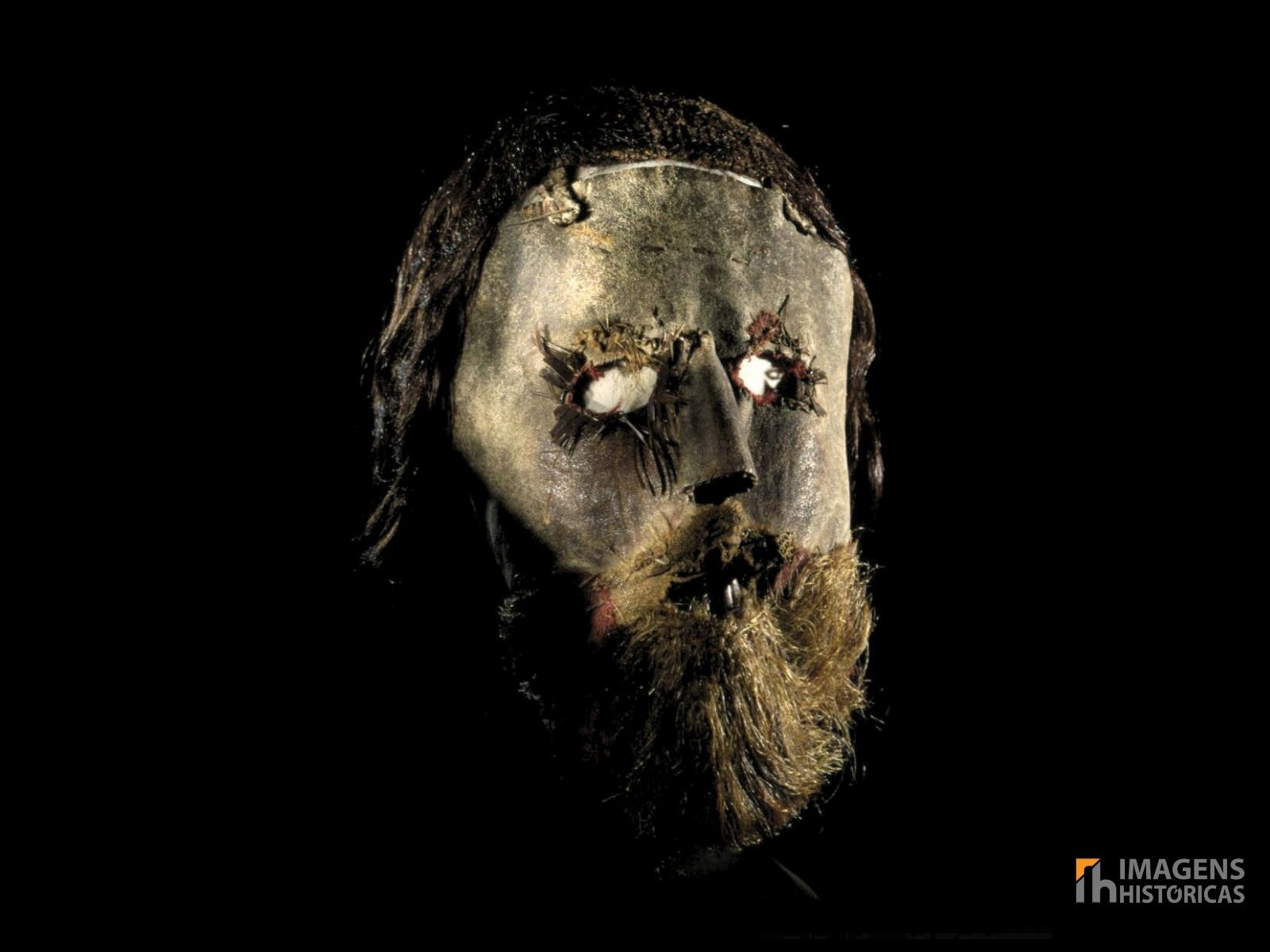 A máscara de Alexander Peden é um artefato associado a uma das figuras mais notáveis e enigmáticas da história religiosa escocesa, Alexander Peden. Peden, também conhecido como "O Profeta Peden", foi um ministro e líder covenanter escocês do século XVII que se destacou por sua resistência contra a perseguição religiosa durante um dos períodos mais tumultuados da história da Escócia.