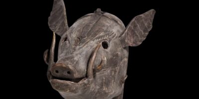 As máscaras da vergonha, utilizadas durante o Império Romano, eram dispositivos destinados a humilhar e punir publicamente indivíduos que cometiam infrações criminais ou sociais. Algumas máscaras representavam animais como burros, cabras ou porcos, associados a comportamentos considerados indesejáveis, como gula, luxúria ou preguiça.