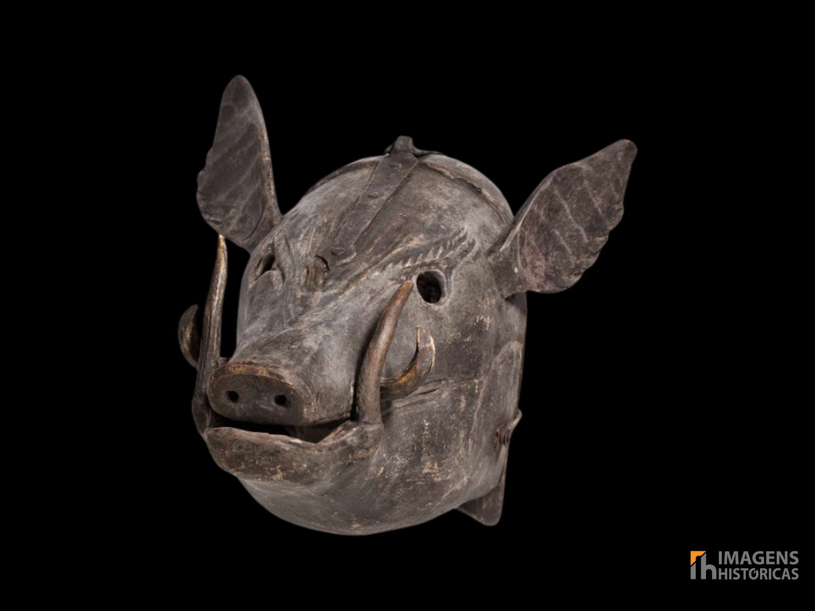 As máscaras da vergonha, utilizadas durante o Império Romano, eram dispositivos destinados a humilhar e punir publicamente indivíduos que cometiam infrações criminais ou sociais. Algumas máscaras representavam animais como burros, cabras ou porcos, associados a comportamentos considerados indesejáveis, como gula, luxúria ou preguiça.