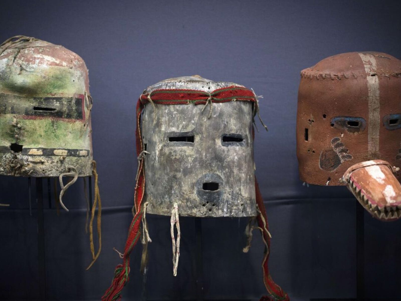 Nos tempos modernos, os Hopi enfrentaram desafios na preservação de suas tradições, incluindo a comercialização e o tráfico de artefatos sagrados. Algumas máscaras Kachina foram retiradas de suas comunidades e vendidas como peças de arte, o que gerou controvérsia e esforços para a recuperação desses objetos sagrados. 