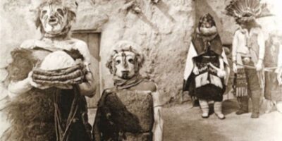 As máscaras dos índios Hopi são artefatos profundamente sagrados e simbólicos, utilizados em cerimônias e rituais que desempenham um papel central na espiritualidade e na vida comunitária deste povo indígena do sudoeste dos Estados Unidos. As máscaras, especialmente as máscaras Kachina (ou Katsina), são representações de espíritos de ancestrais e elementos naturais e são usadas em cerimônias que conectam a comunidade Hopi ao mundo espiritual, às forças da natureza e ao ciclo das estações.