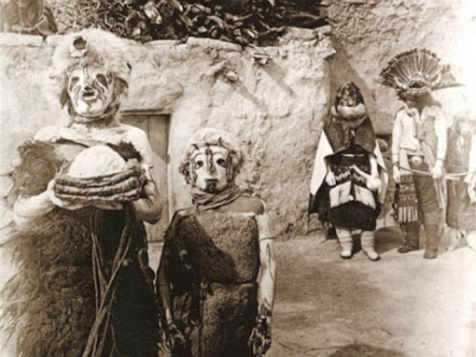 As máscaras dos índios Hopi são artefatos profundamente sagrados e simbólicos, utilizados em cerimônias e rituais que desempenham um papel central na espiritualidade e na vida comunitária deste povo indígena do sudoeste dos Estados Unidos. As máscaras, especialmente as máscaras Kachina (ou Katsina), são representações de espíritos de ancestrais e elementos naturais e são usadas em cerimônias que conectam a comunidade Hopi ao mundo espiritual, às forças da natureza e ao ciclo das estações.