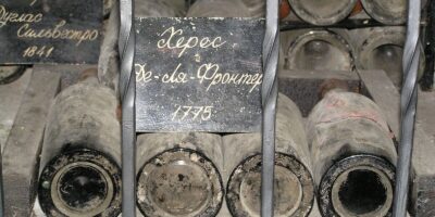 O Massandra Sherry de la Frontera de 1775 é um dos vinhos mais antigos e raros do mundo, proveniente da histórica coleção da vinícola Massandra, localizada na Crimeia.