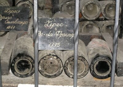 O Massandra Sherry de la Frontera de 1775 é um dos vinhos mais antigos e raros do mundo, proveniente da histórica coleção da vinícola Massandra, localizada na Crimeia.