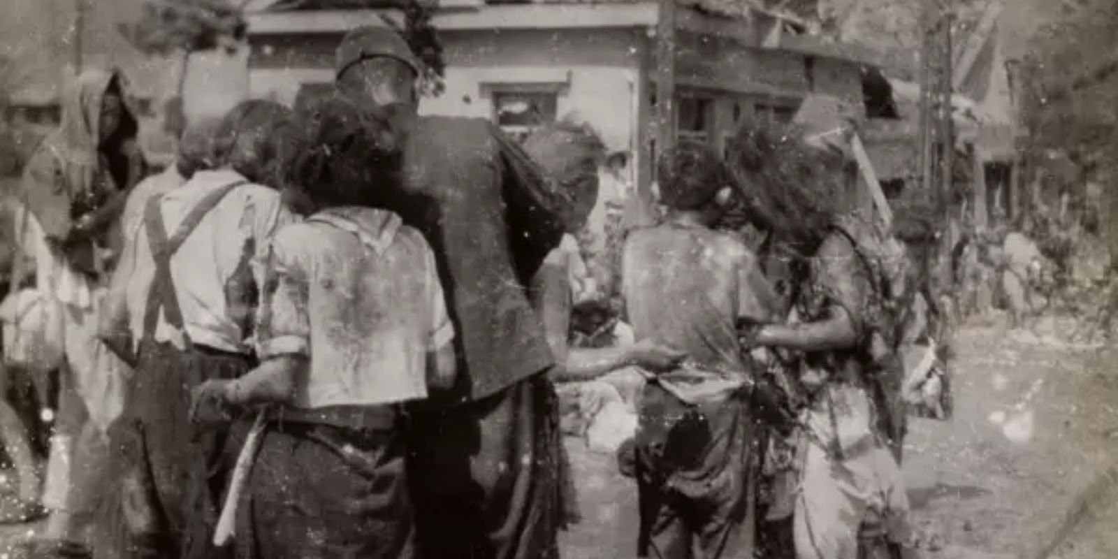 Segunda fotografia tirada por Matsushige na Ponte Miyuki, mostrando mais de perto as vítimas recebendo óleo de cozinha nas queimaduras. Era o único tratamento disponível naquele momento. A imagem revela a precariedade do socorro imediato após a explosão atômica. Fonte: Atomic Photographers & Artists