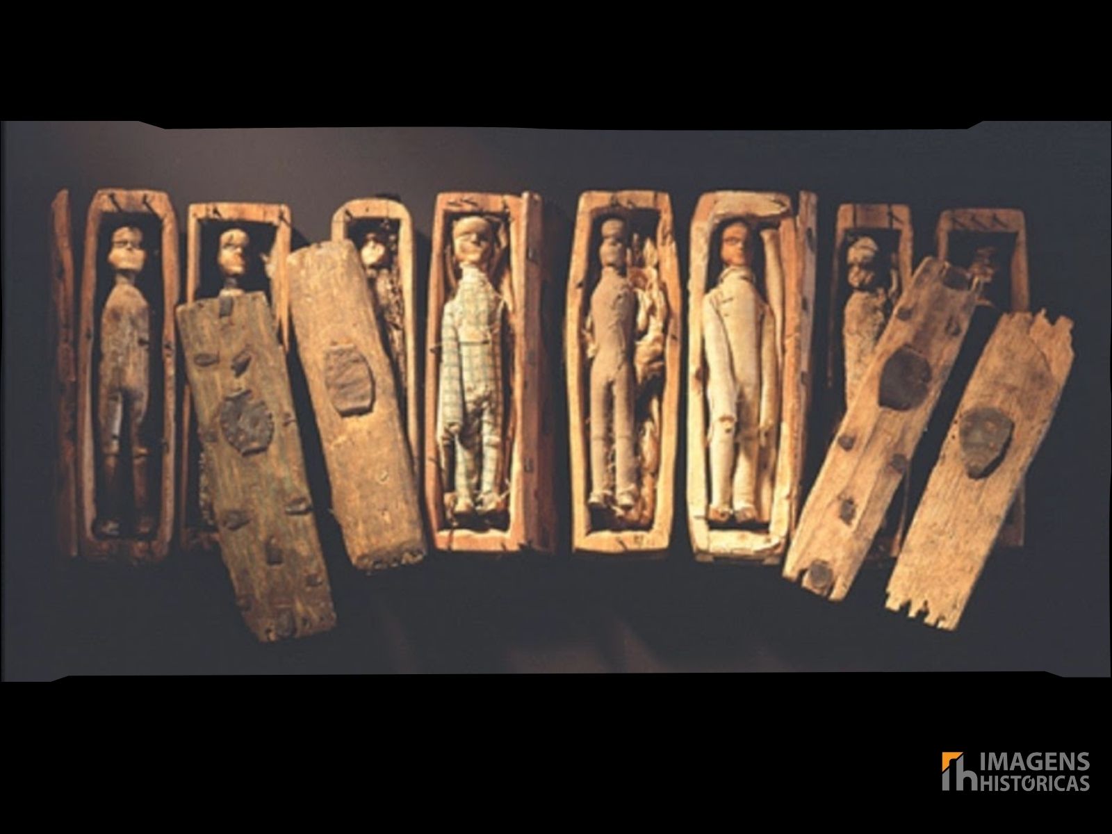 Na década de 1830, um grupo de cinco garotos fez uma descoberta macabra nas colinas de Arthur's Seat, próximo a Edimburgo, na Escócia. Ao explorar uma pequena caverna, os meninos encontraram 17 caixões de madeira, cada um contendo uma boneca esculpida. Este achado é conhecido como "Arthur's Seat Coffins".