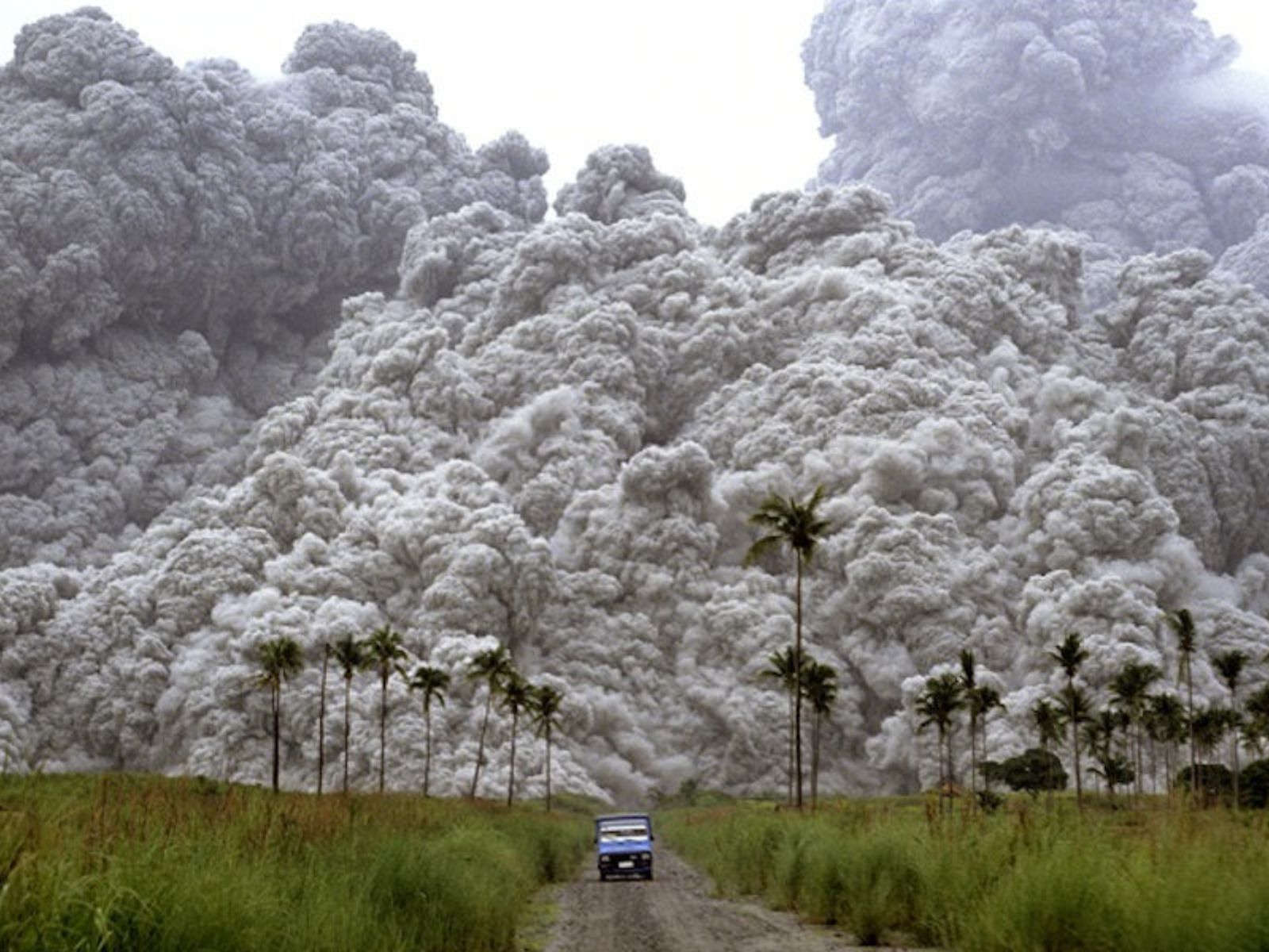 Em julho de 1991, a segunda maior erupção vulcânica do século XX ocorreu no Monte Pinatubo, localizado na ilha de Luzon, Filipinas, cerca de 90 km da capital Manila. Em julho de 1991, a segunda maior erupção vulcânica do século XX ocorreu no Monte Pinatubo, localizado na ilha de Luzon, Filipinas, cerca de 90 km da capital Manila.