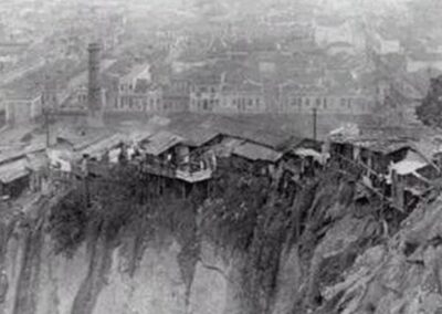 O termo favela inicialmente referia-se, no século XIX, a uma árvore muito comum na Bahia. O governo havia prometido aos soldados do Rio de Janeiro que estavam na Guerra de Canudos (1895 – 1896) entregar-lhes residências caso saíssem vitoriosos do conflito. Ao retornarem em 1897 e verem a promessa não ser cumprida, os soldados se apropriaram da região de um morro que passou, a partir daí, a ser chamado de Morro da Providência, em referência à providência tomada pelos soldados.