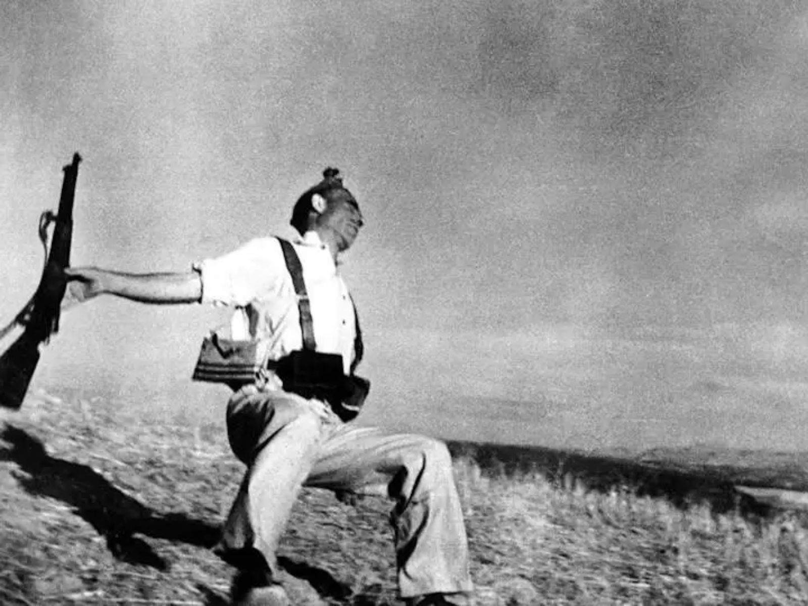 “The Falling Soldier” (A Morte de um Miliciano) – a mais icônica foto da Guerra Civil Espanhola. Por Robert Capa.