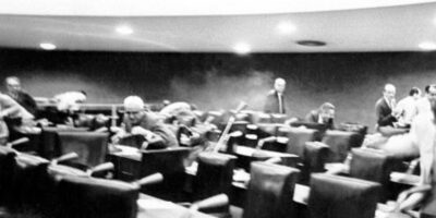 Em 4 de dezembro de 1963, um episódio dramático e violento marcou a história do Senado Federal do Brasil. O então senador Arnon de Mello, pai do futuro presidente Fernando Collor de Mello, disparou dois tiros no plenário do Senado, em um incidente que teve como alvo o também senador Silvestre Péricles de Góis Monteiro. Embora o conflito entre os dois senadores já fosse conhecido, o episódio chocou o país pela sua gravidade e pelas circunstâncias em que ocorreu.