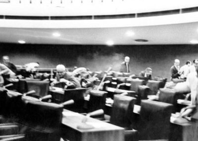 Em 4 de dezembro de 1963, um episódio dramático e violento marcou a história do Senado Federal do Brasil. O então senador Arnon de Mello, pai do futuro presidente Fernando Collor de Mello, disparou dois tiros no plenário do Senado, em um incidente que teve como alvo o também senador Silvestre Péricles de Góis Monteiro. Embora o conflito entre os dois senadores já fosse conhecido, o episódio chocou o país pela sua gravidade e pelas circunstâncias em que ocorreu.