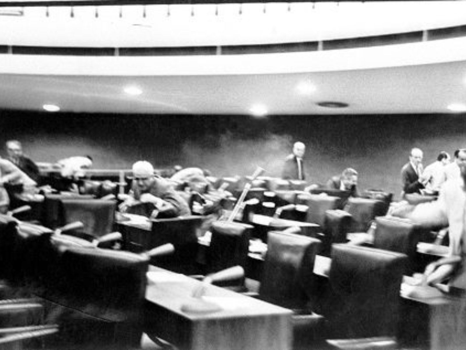 Em 4 de dezembro de 1963, um episódio dramático e violento marcou a história do Senado Federal do Brasil. O então senador Arnon de Mello, pai do futuro presidente Fernando Collor de Mello, disparou dois tiros no plenário do Senado, em um incidente que teve como alvo o também senador Silvestre Péricles de Góis Monteiro. Embora o conflito entre os dois senadores já fosse conhecido, o episódio chocou o país pela sua gravidade e pelas circunstâncias em que ocorreu. Em 4 de dezembro de 1963, um episódio dramático e violento marcou a história do Senado Federal do Brasil. O então senador Arnon de Mello, pai do futuro presidente Fernando Collor de Mello, disparou dois tiros no plenário do Senado, em um incidente que teve como alvo o também senador Silvestre Péricles de Góis Monteiro. Embora o conflito entre os dois senadores já fosse conhecido, o episódio chocou o país pela sua gravidade e pelas circunstâncias em que ocorreu.