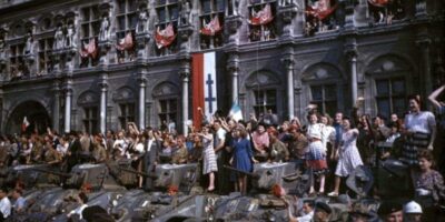 Em uma imagem de poder simbólico avassalador, a tripulação de um blindado aliado comemora a vitória estacionada sob o Arco do Triunfo. O monumento, um ícone da história e do poderio francês, serve como pano de fundo para o fim de quatro anos de ocupação. Frank Scherschel / LIFE Picture Collection.