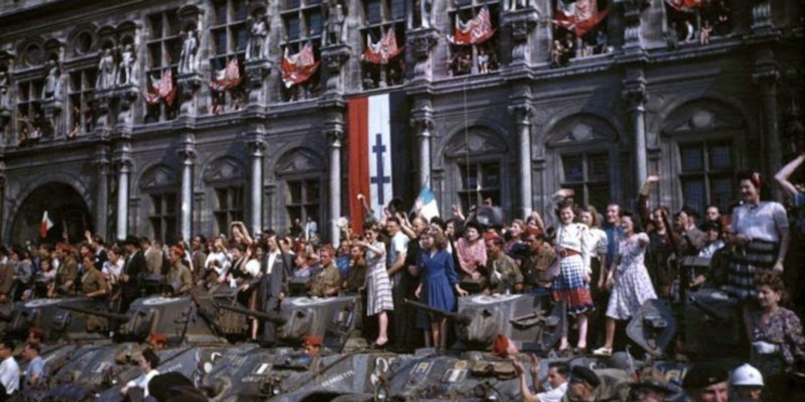 Em uma imagem de poder simbólico avassalador, a tripulação de um blindado aliado comemora a vitória estacionada sob o Arco do Triunfo. O monumento, um ícone da história e do poderio francês, serve como pano de fundo para o fim de quatro anos de ocupação. Frank Scherschel / LIFE Picture Collection.