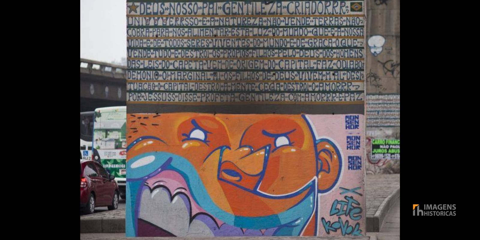 Vista ampla dos murais do Profeta Gentileza nas pilastras do Viaduto do Gasômetro. Entre 1980 e 1990, ele pintou 56 pilastras ao longo de 1,5 km, criando uma galeria de arte a céu aberto que se tornou patrimônio cultural do Rio de Janeiro.