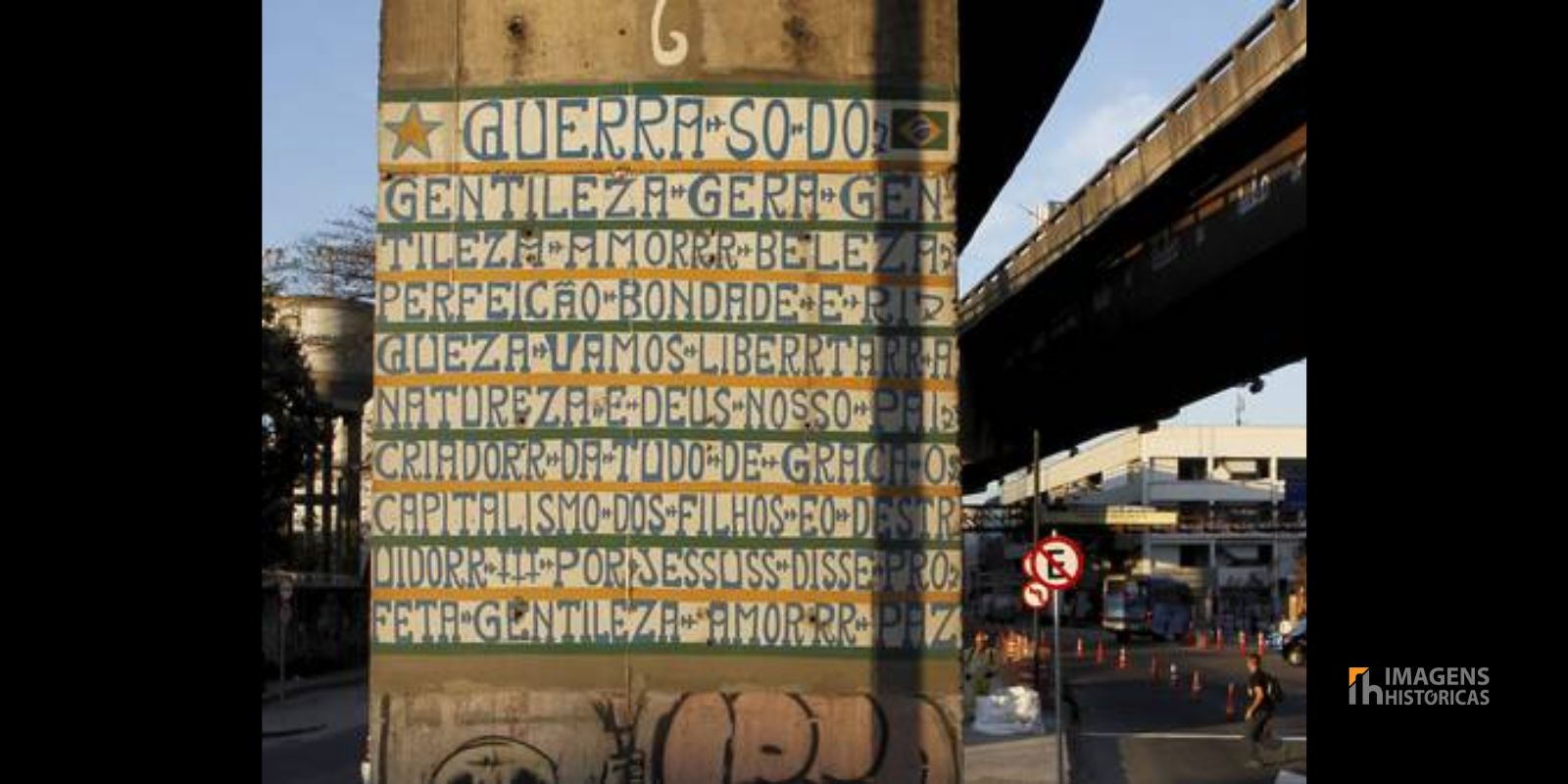 Detalhe de um mural do Profeta Gentileza com suas mensagens características sobre amor, natureza e crítica ao materialismo. Suas frases como "Gentileza gera gentileza" e "Não use problemas, use a natureza" se tornaram mantras da cultura carioca.