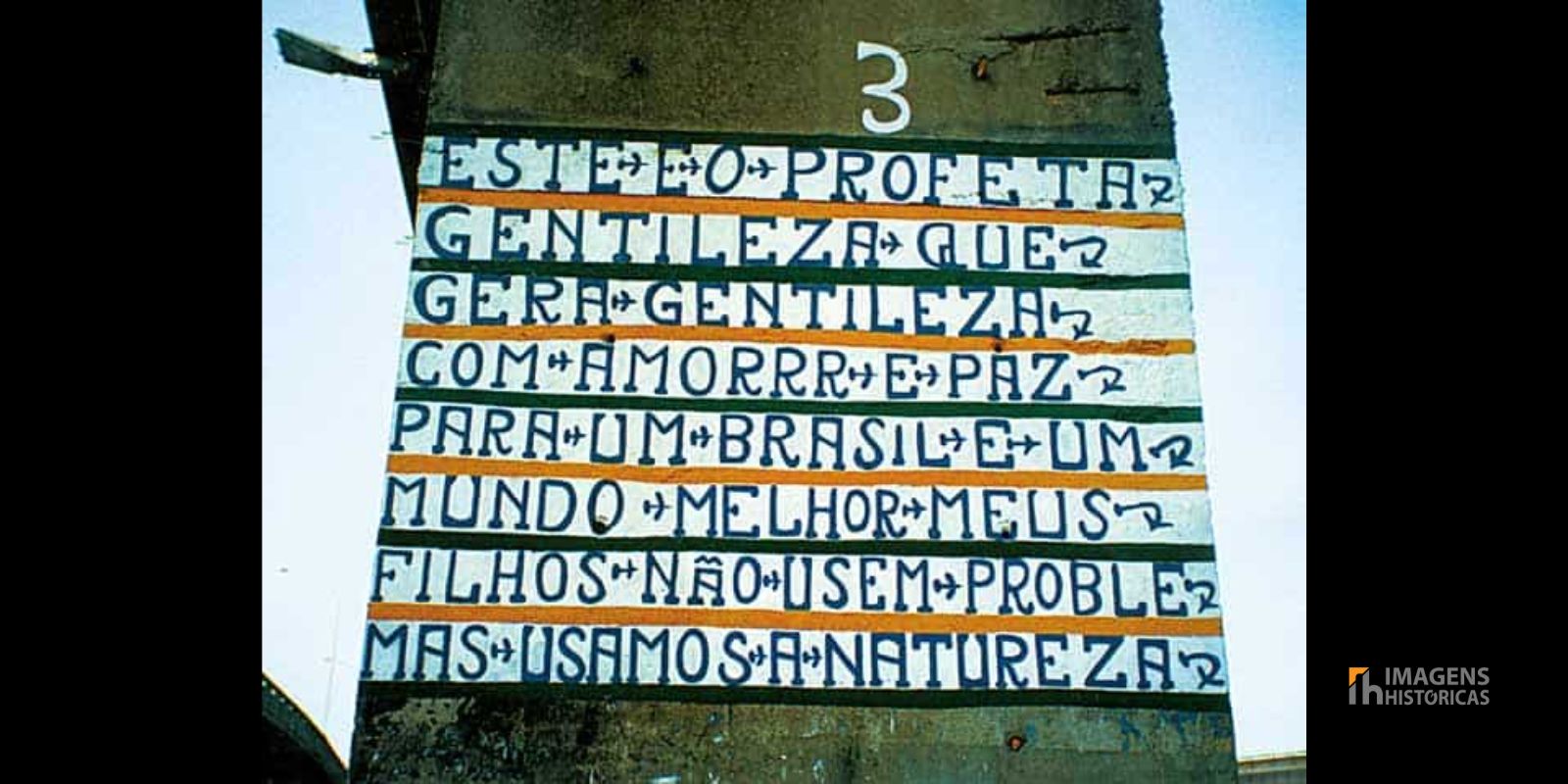  Vista ampla dos murais do Profeta Gentileza nas pilastras do Viaduto do Gasômetro. Entre 1980 e 1990, ele pintou 56 pilastras ao longo de 1,5 km, criando uma galeria de arte a céu aberto que se tornou patrimônio cultural do Rio de Janeiro.