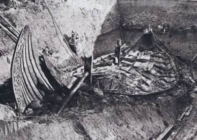 O Navio Oseberg é uma das descobertas arqueológicas mais significativas da era Viking. Datado de 834 d.C., foi encontrado no Fiorde de Oslo, na Noruega, e escavado entre 1904 e 1905 pelos arqueólogos Haakon Shetelig, da Noruega, e Gabriel Gustafson, da Suécia.