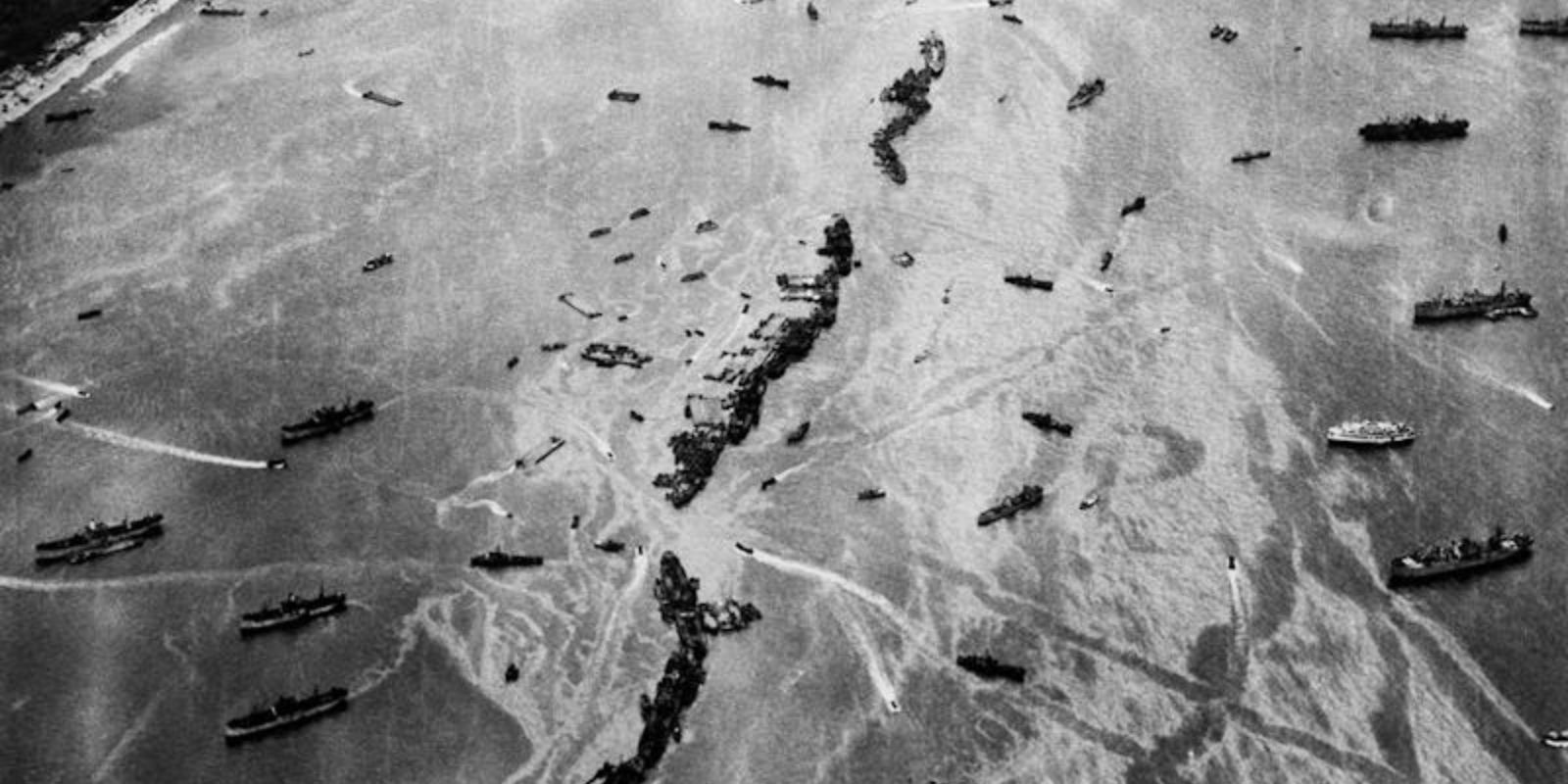 Treze navios da classe Liberty são deliberadamente afundados para criar um quebra-mar artificial, conhecido como "Gooseberry", para proteger as praias de desembarque das marés e do mau tempo, facilitando o descarregamento de tropas e suprimentos. Autor: AP Photo.