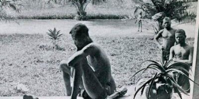 Em 1904, Nsala, um pai congolês, contemplava com desespero a mão e o pé de sua filha Boali, cortados como punição.