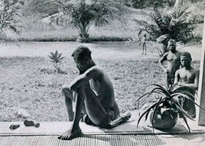 Em 1904, Nsala, um pai congolês, contemplava com desespero a mão e o pé de sua filha Boali, cortados como punição.