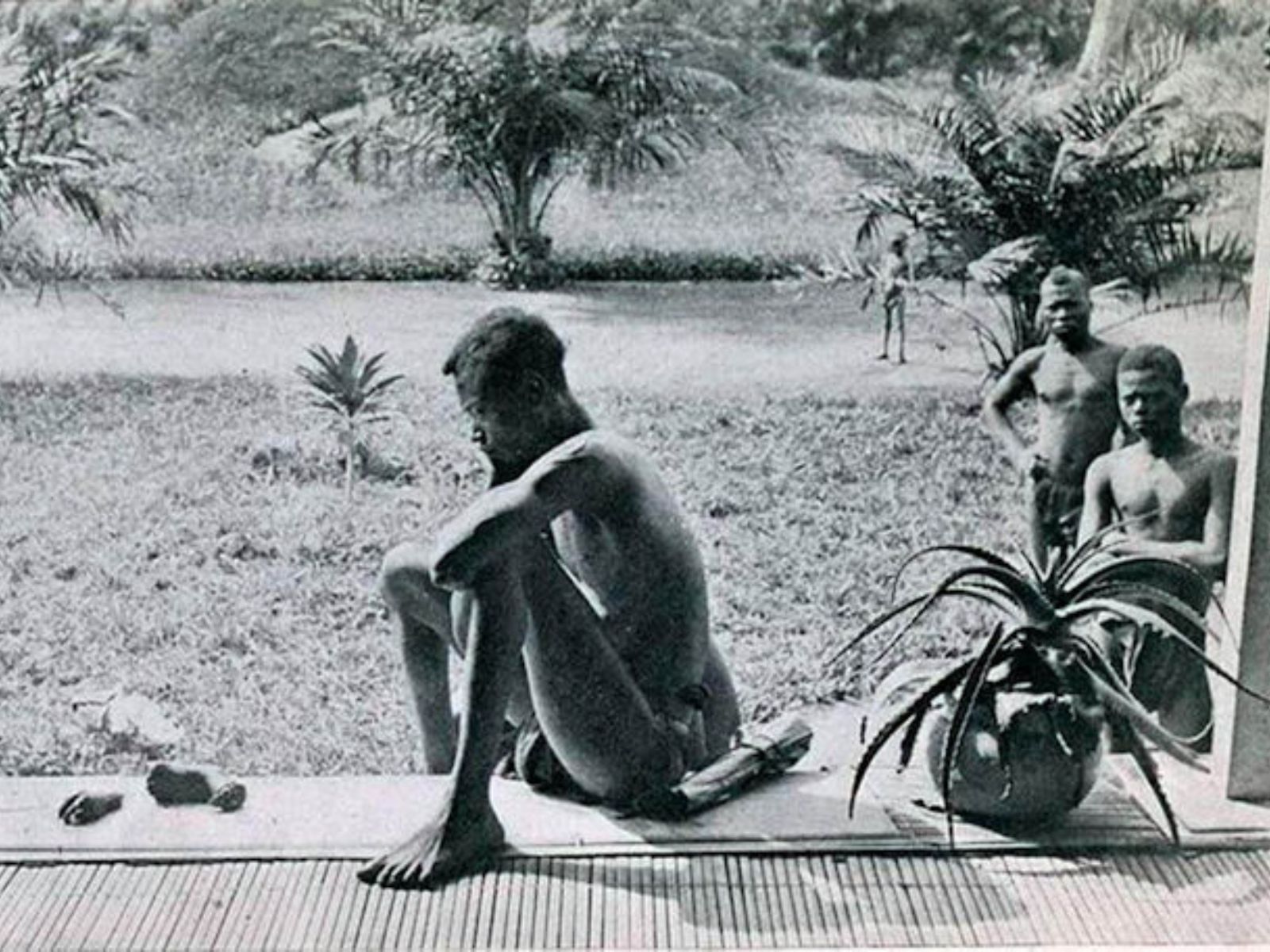 Em 1904, Nsala, um pai congolês, contemplava com desespero a mão e o pé de sua filha Boali, cortados como punição.