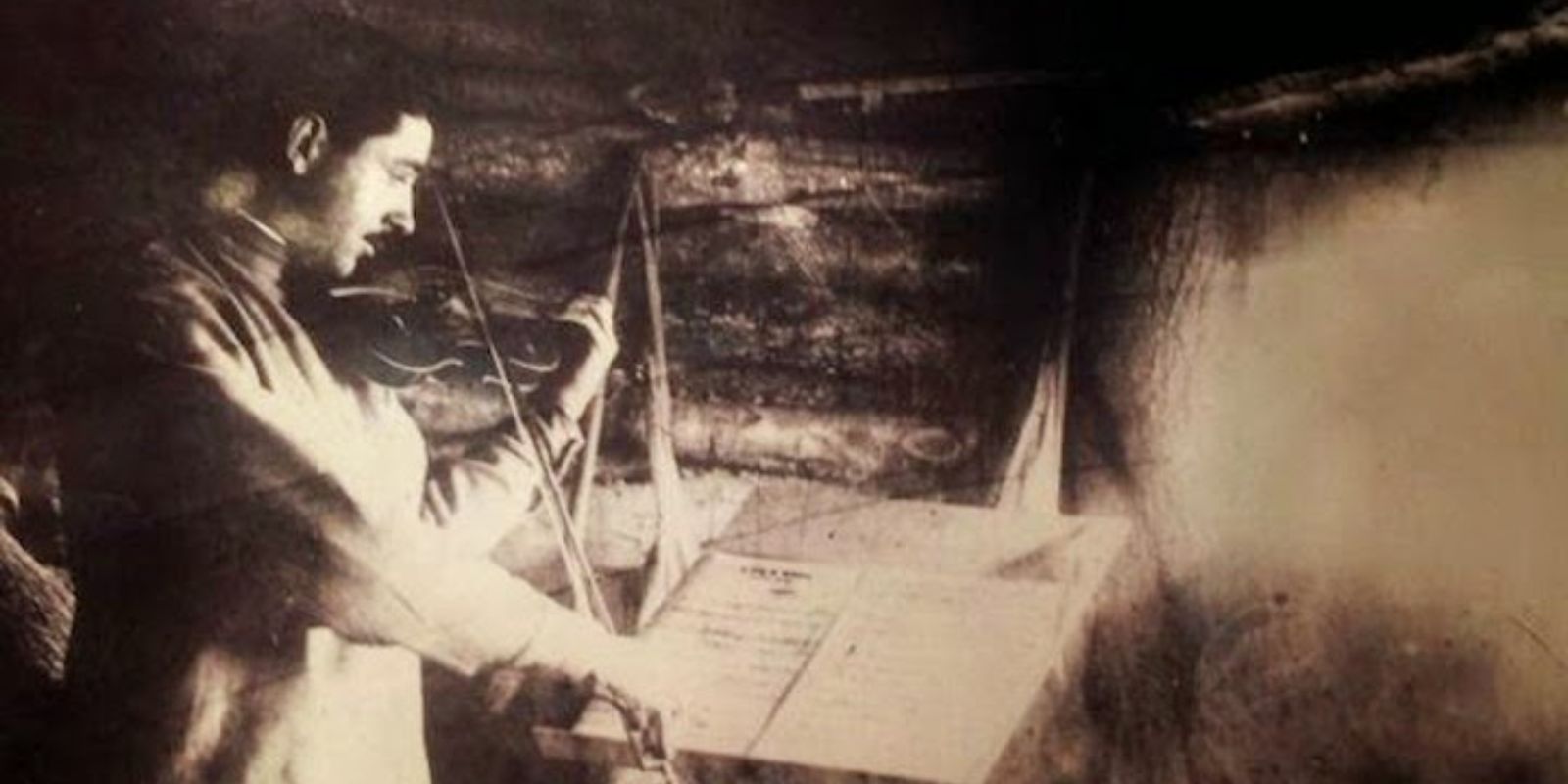 Oficial tocando violino em seu abrigo. 1917.