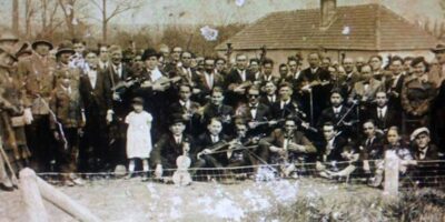 Músicos veteranos da Primeira Guerra Mundial posam para foto juntamente com outras pessoas de um vilarejo em Ondód (Ondod)