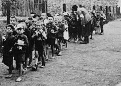 A operação Gehsperre, ocorrida no gueto de Łódź em setembro de 1942, foi uma das mais brutais ações durante o Holocausto, com o objetivo de deportar e exterminar crianças, doentes e idosos que viviam no gueto. O trágico evento resultou na deportação em massa para o campo de extermínio de Chełmno, selando o destino de milhares de vítimas inocentes.