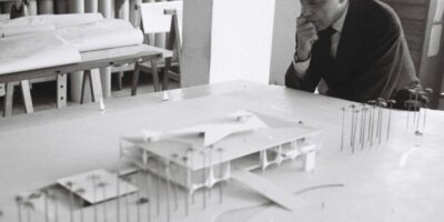 O arquiteto Oscar Niemeyer observa a maquete do Palácio do Planalto, durante a construção da cidade de Brasília.