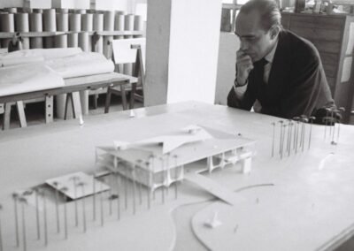 O arquiteto Oscar Niemeyer observa a maquete do Palácio do Planalto, durante a construção da cidade de Brasília.