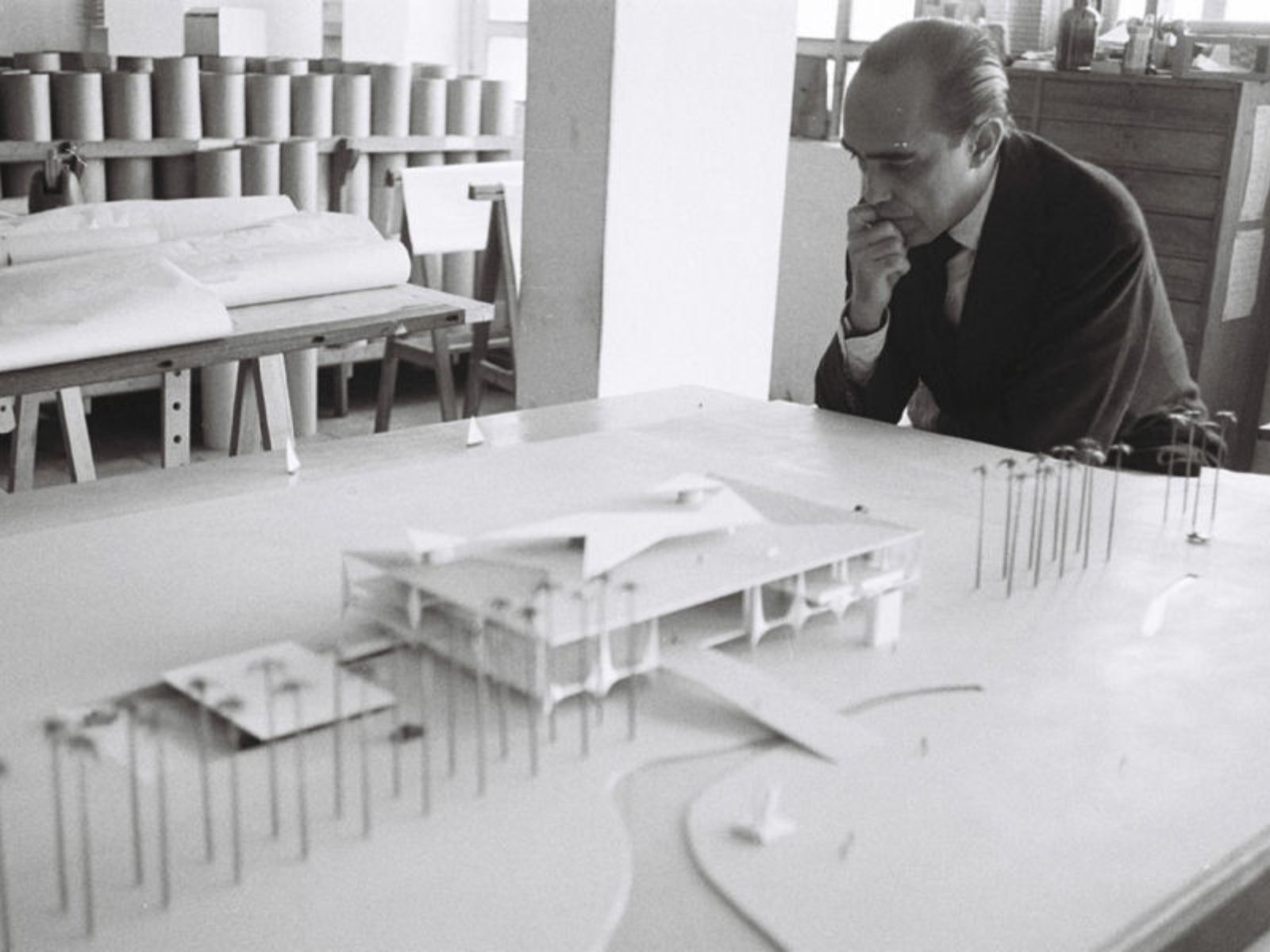 O arquiteto Oscar Niemeyer observa a maquete do Palácio do Planalto, durante a construção da cidade de Brasília. O arquiteto Oscar Niemeyer observa a maquete do Palácio do Planalto, durante a construção da cidade de Brasília.