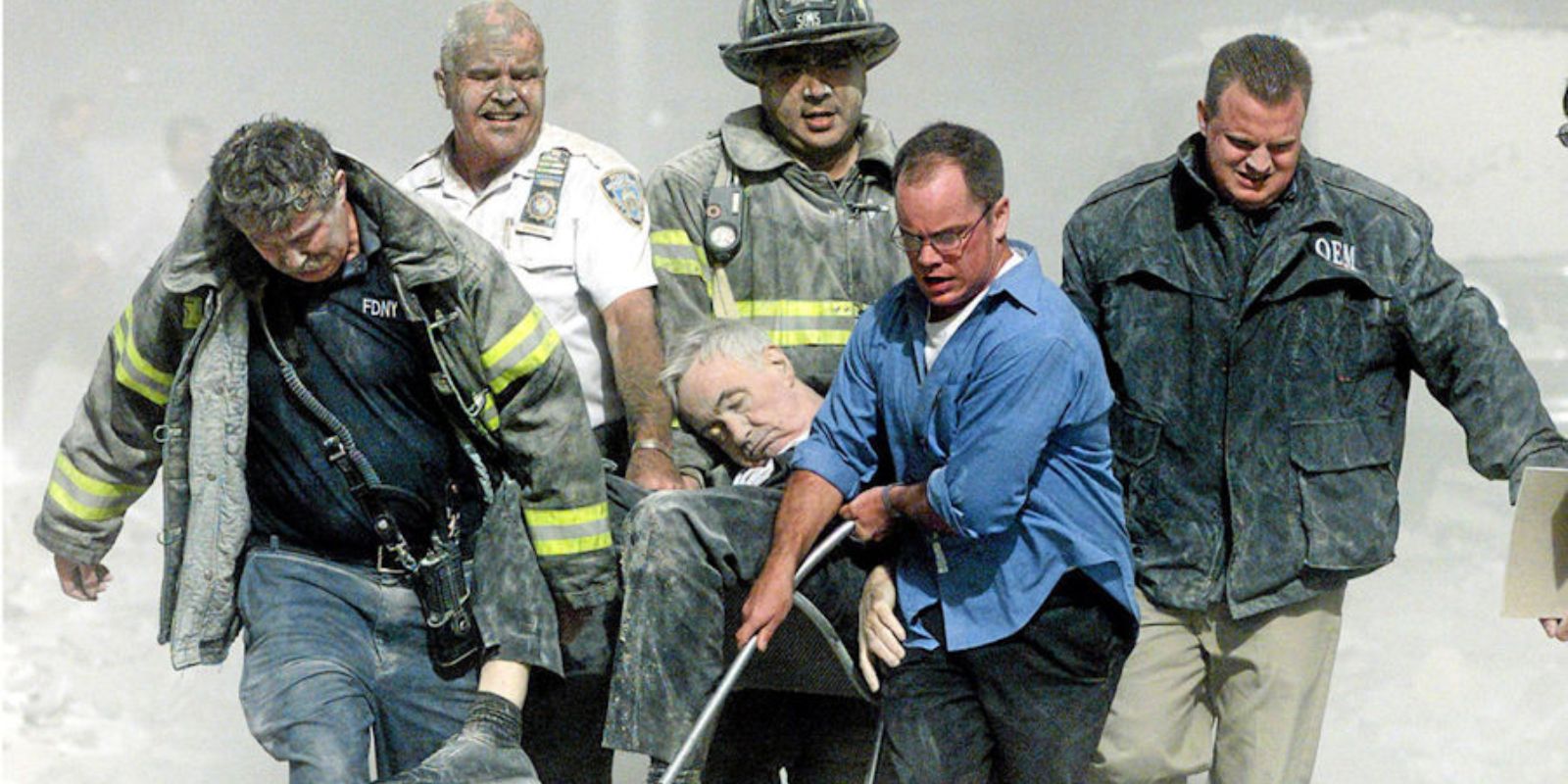 Socorristas carregam o corpo do padre Mychal Judge da Torre Norte do World Trade Center. Ele foi a primeira vítima identificada vítima identificada dos ataques de 11 de setembro de 2001.